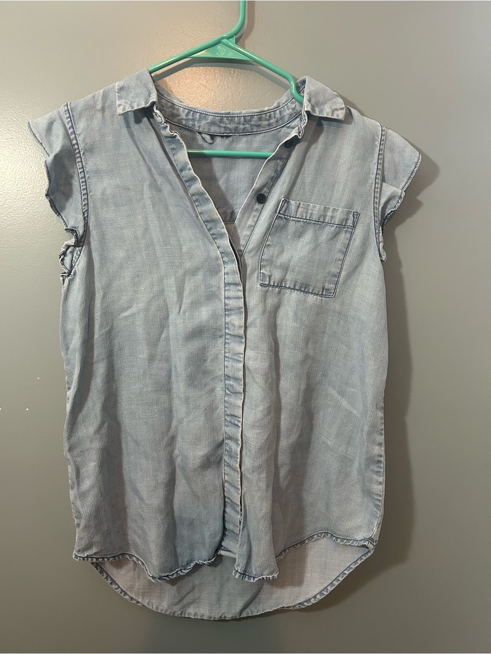 Sleeveless Light Blue Chambray Button-Down Shirt - Unbranded